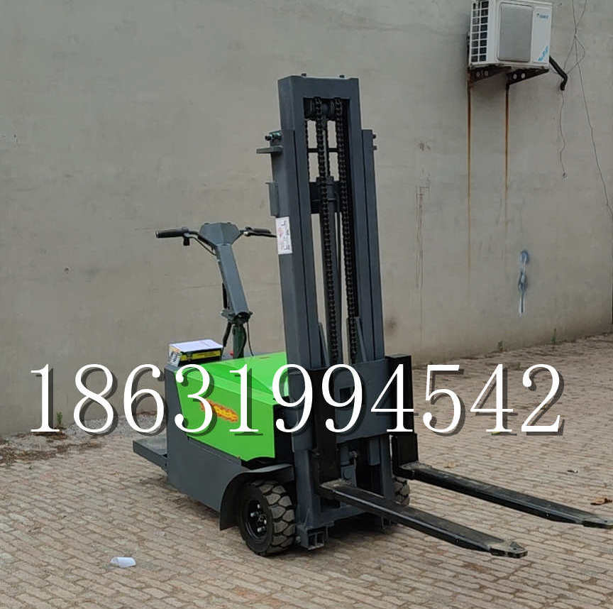 双鸭山市优程全电动叉车插腿式堆高车液压装卸车1.5吨升高小型站驾式铲车