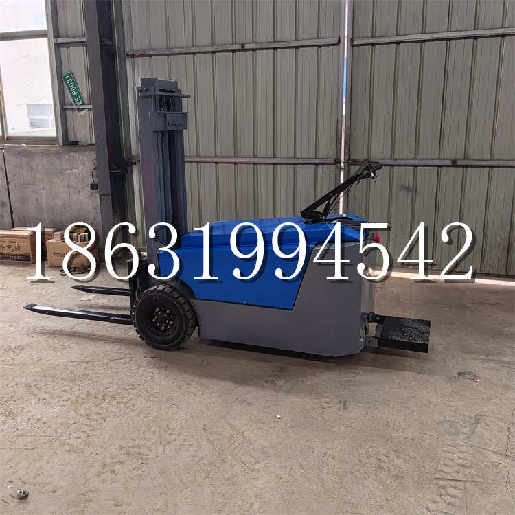 双鸭山市全电动叉车插腿式堆高车液压装卸车1.5吨升高小型站驾式铲车